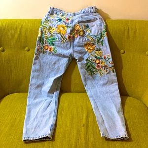 TOPSHOP FLORAL EMBROIDERED MOM JEAN - Medium Wash